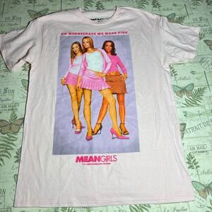 Mean Girls On Wednesdays We Wear Pink Graphic T Shirt unisex Medium‎
